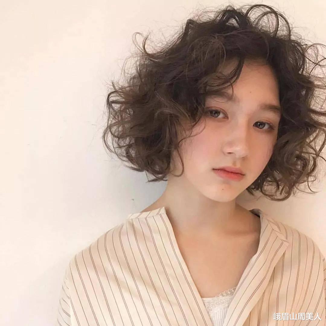 发型|?不管多大年纪的女人，这3种发型要少留，尤其第1个，显老土气