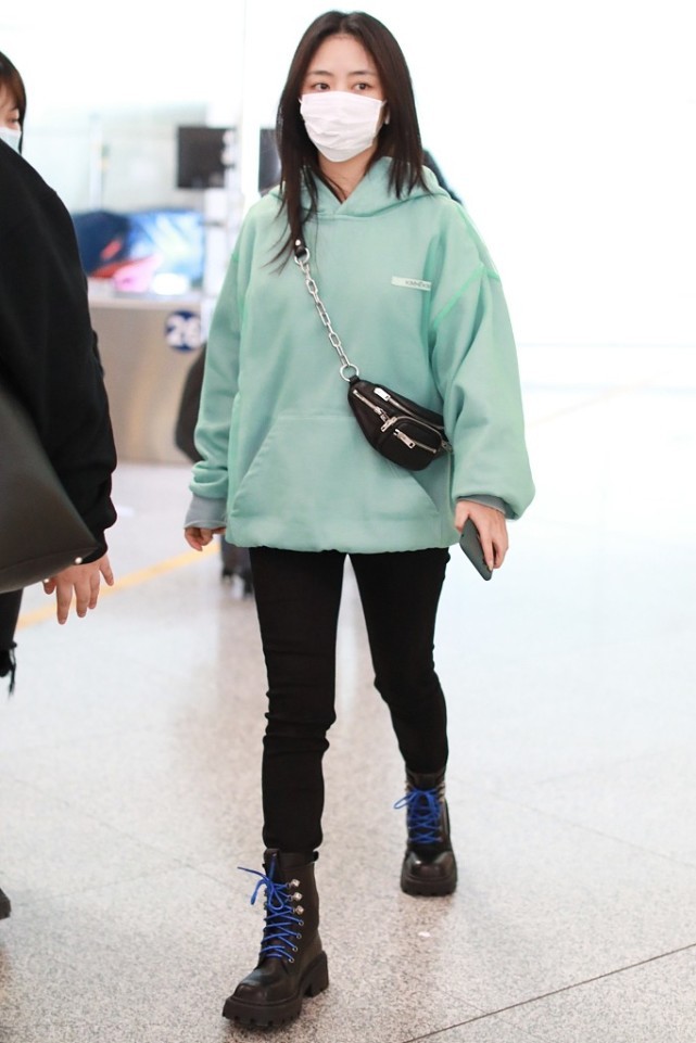 白小白的衣橱|谭松韵也太会凹造型了，在古街拍照好有氛围感，穿着简单但不随意