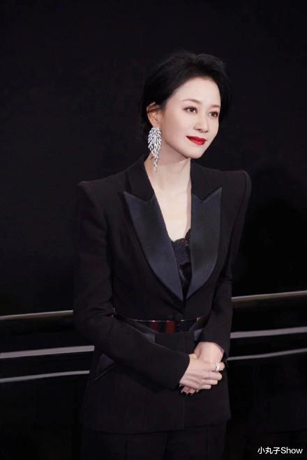 倪虹洁|“祝无双”倪虹洁状态越来越好，黑色西装美艳大方，43岁依旧单身