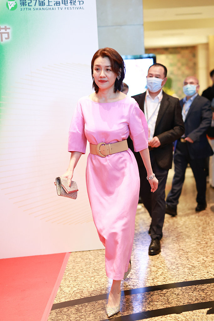 哚乐Like时尚|“德华姑姑”刘琳真美！粉紫色长裙尽显高雅贵气，真正的时光美人