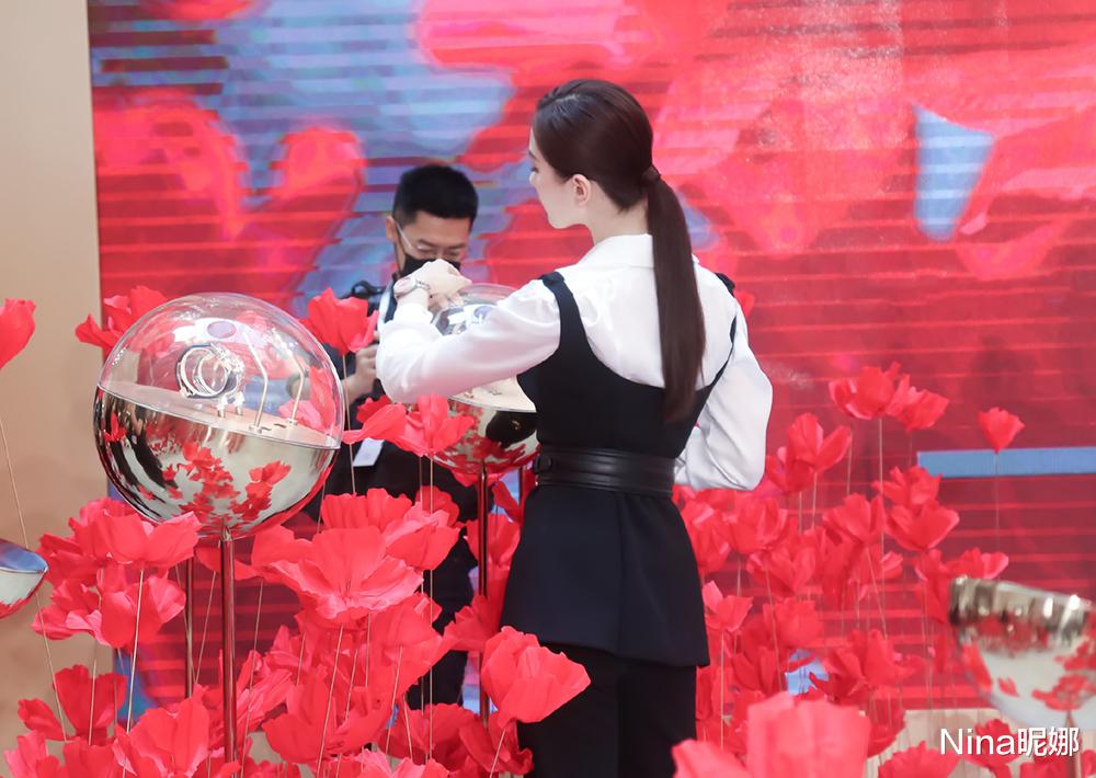 Nina昵娜|刘诗诗下电梯真绝了，背带衣叠穿衬衫似总裁视察，生完孩脱胎换骨