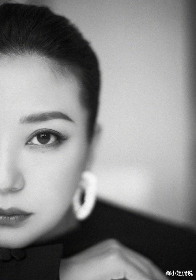 槑小姐侃说|赵薇出道28年仍放不开，“真空”穿西装还要套件斗篷，又飒又美