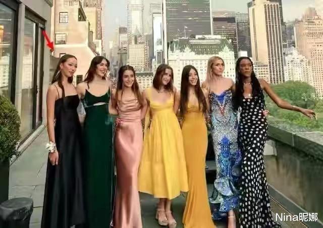 Nina昵娜|邓文迪罕见晒女儿近照，光脚穿半身裙，才20岁曲线感跟妈妈巅峰不分伯仲