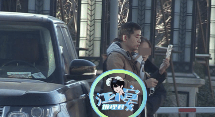 李湘|李湘和男子再被拍，两人从女方别墅前往酒店，推行李箱收纳箱入住