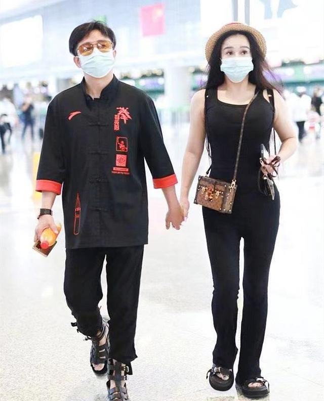 懒美人时尚|冉莹颖永远是焦点，穿一身紧身衣凸显身材，邹市明真是太有福气了