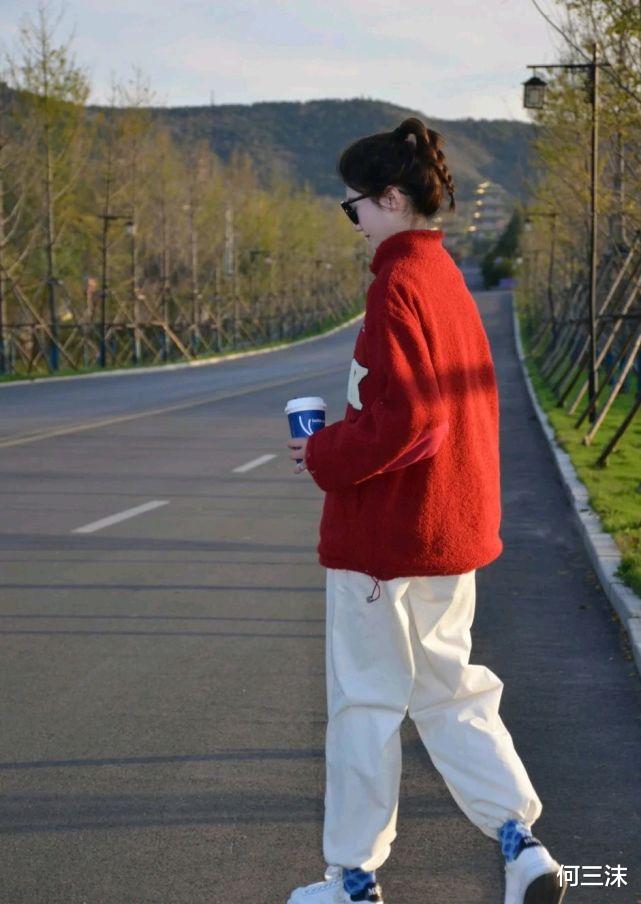 何三沫 扮嫩不丢人,但前提是要穿对了,可以尝试休闲类的羊羔毛外套穿搭