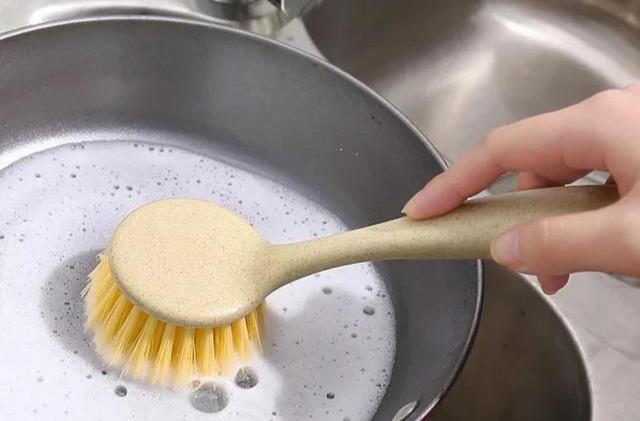 |水槽内偶尔倒些热水，能清洗油污，但这种做法可能有很严重的问题