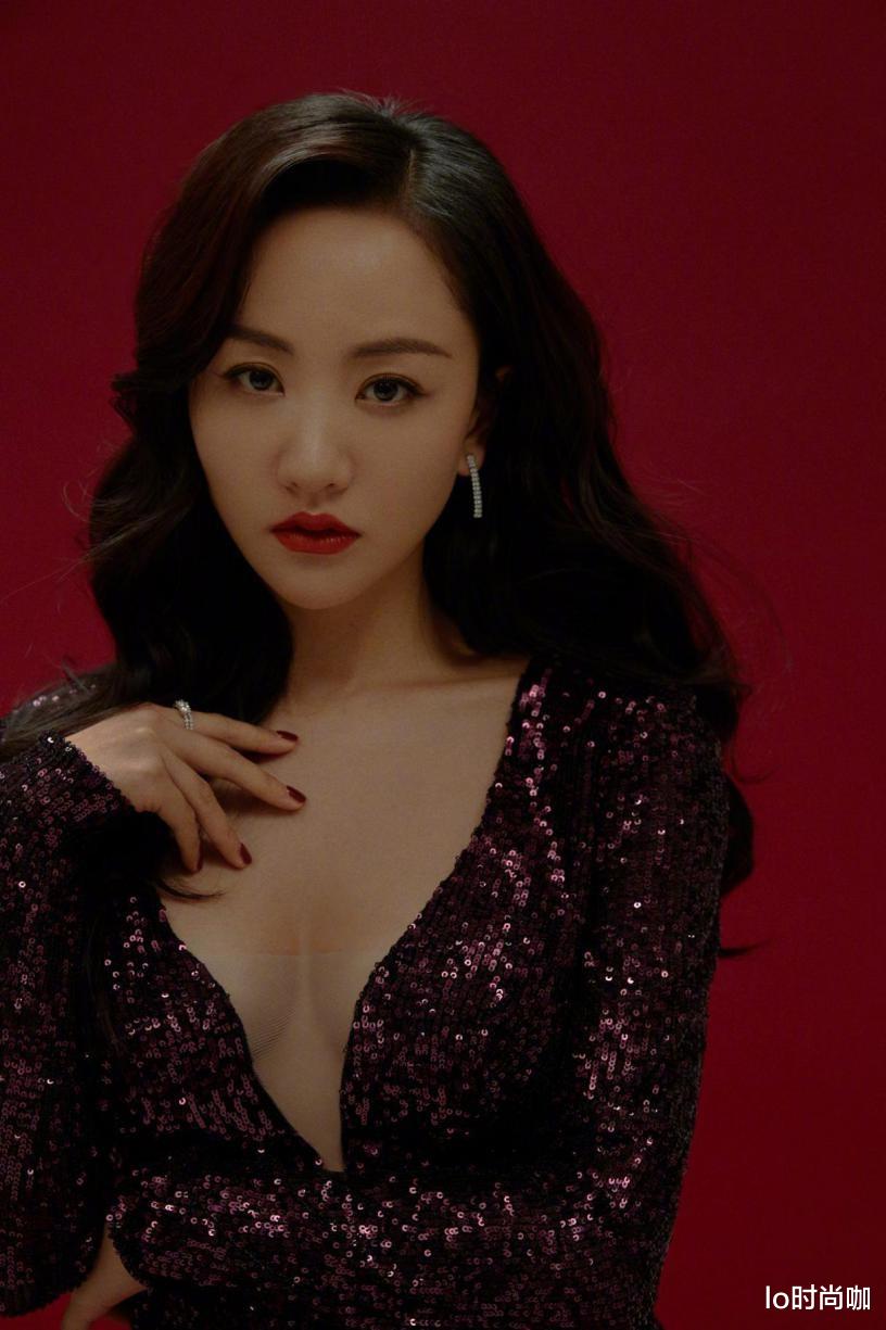 lo时尚咖|杨蓉难得穿这么“客气”，超大领口太吸睛，穿紧身裙身材堪比女团