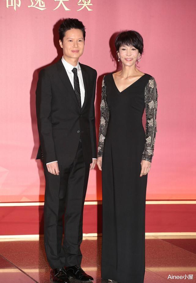 Ainee小屋 郑裕玲没把年龄放在心上，礼裙都选芭比粉的，衬托出白皙肤色