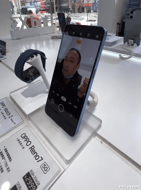 oppo reno|张同学换机直奔OPPO门店！结账竟用旧手机抵账，网友：老O粉了