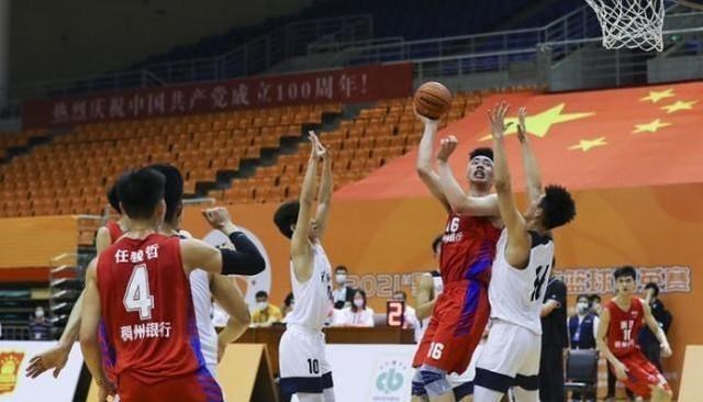 小陈有说 后阿联时代中国最优秀中锋不是周琦不是王哲林,二十年仅18岁的他