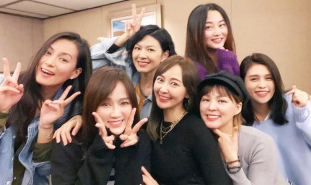 陈乔恩|42岁陈乔恩颜值回春，携男友与姐妹聚会，有谁注意到她背的包？