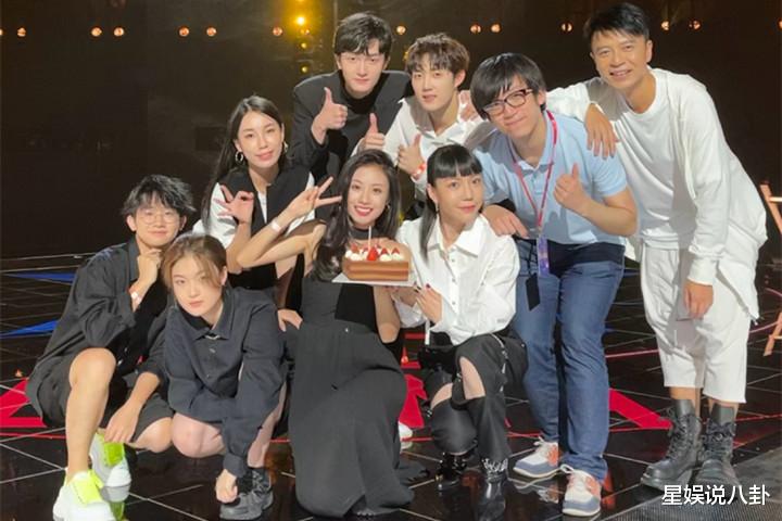 何超莲|伍珂玥秀“全家福”后，吴莫愁首谈退圈3年的原因，曾被要求自辱