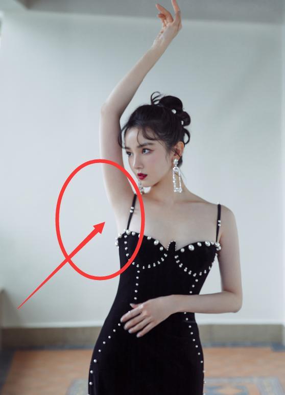 |陈小芸忘记穿的吊带，下意识挥起手，露出的“胳肢窝”闪瞎我双眼