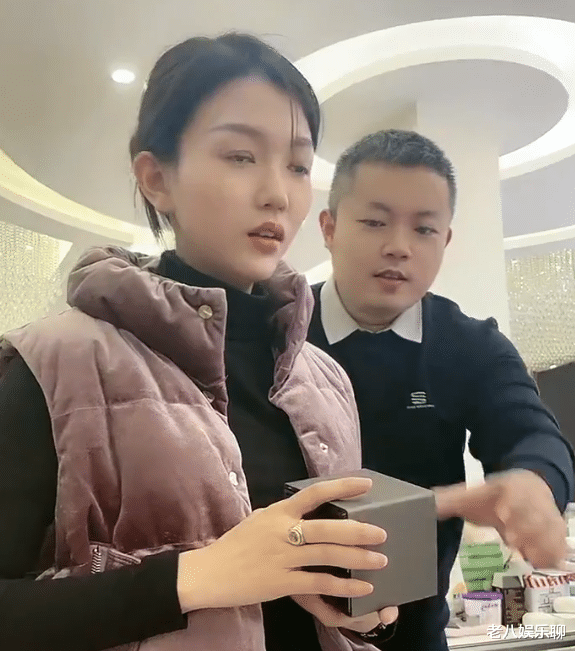 初瑞雪|辛巴妻子真豪横，送女徒弟1400的手表，员工餐才叫豪华