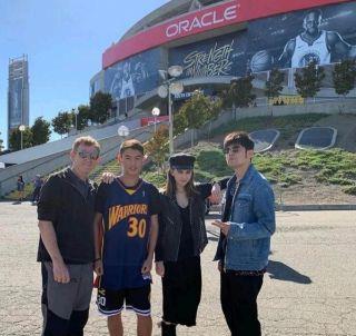 梅艳芳|周杰伦岳父霸气出镜，酷炫帅气与周董不相上下，一家人其乐融融