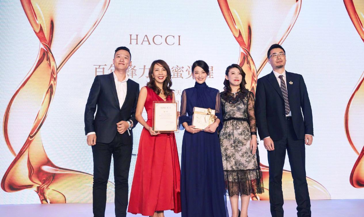 方脸妹说时尚 梅婷新戏杀青心情好,穿衬衫长裤同黄磊比心,黑眼圈比眼影还抢镜