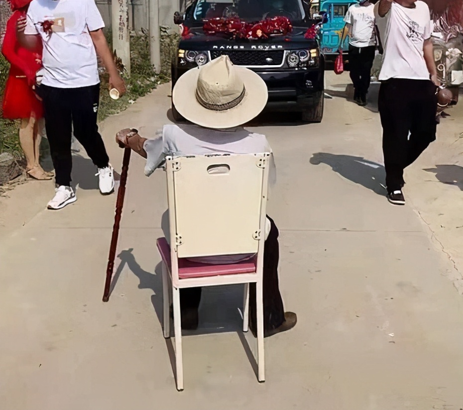 消费新文娱 拄拐老人马路中间坐着拦婚车，谁劝都不动，村支书：把老爷子架走