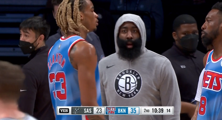 詹姆斯·哈登|哈登第二节替补上场，脱掉外套后造犯规罚球得分，登哥貌似又胖了