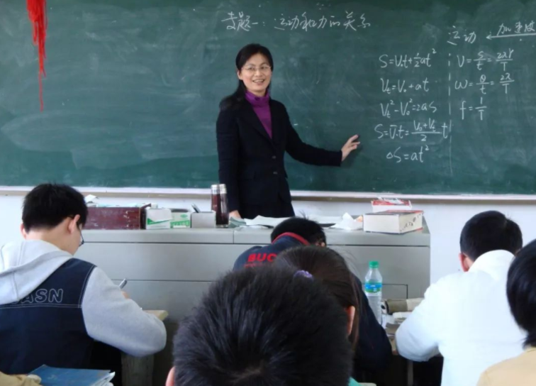 教师|多地中小学职教人员短缺，数据却显示“超编”，老师去哪了？