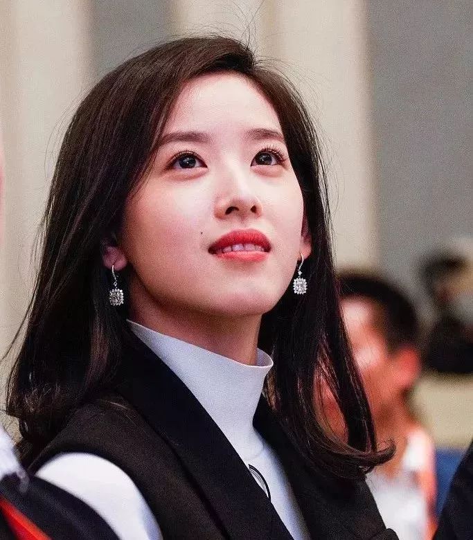 |为什么说章泽天是网红照妖镜？温婉不取悦她人！网友：读书是靠山