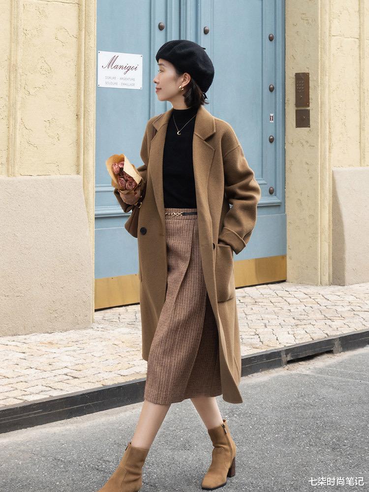 七柒时尚笔记 中年女人穿大衣别配打底裤了，试试这几件下装，优雅气质又显瘦
