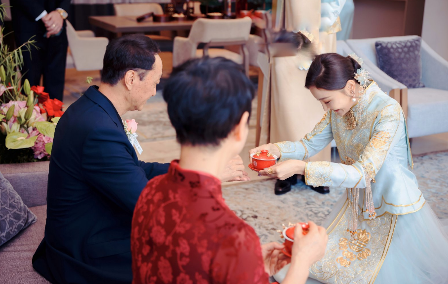 魏晨|魏晨接亲现场照片曝光，高颜值伴郎伴娘团亮相，白敬亭卡点送祝福