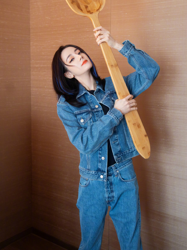 迪丽热巴|迪丽热巴真的是在认真吃饭！手拿干饭勺，合格干饭人