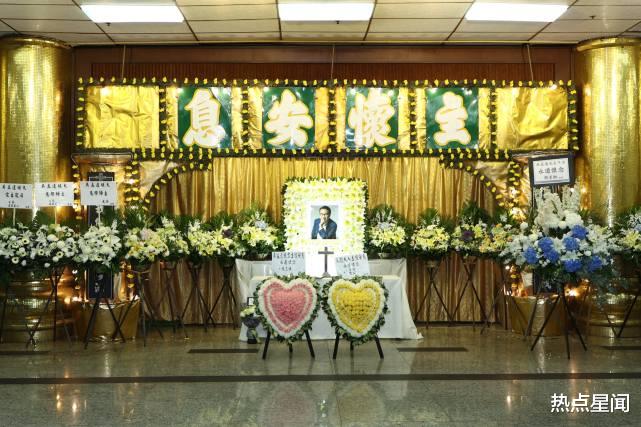 周星驰|新恋情？周星驰现身吴孟达灵堂，和身旁女子手挽手下车，关系亲密