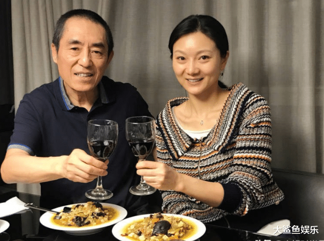 树莓派|张艺谋为娇妻买菜下厨，穿一身黑色休闲装低调又时髦