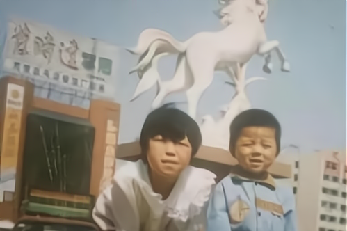 郭希宽|郭爸:陪伴威威童年是幸福的。邻居:郭威从小就穿着破烂不受待见