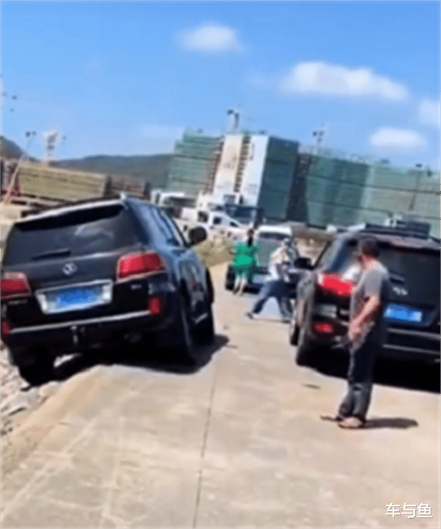 新型冠状病毒肺炎 雷克萨斯SUV显威！村路上遇堵车，车子“倾斜”着开，畅通无阻