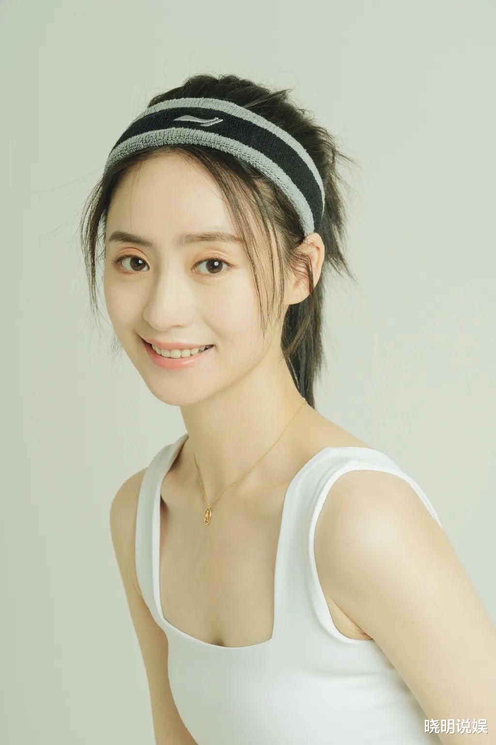 依灵|甜美少女依灵清新时尚气息亮片裙装太亮眼，雪白大长腿让人血脉偾张