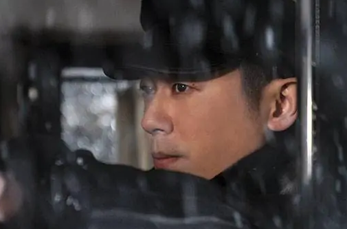 悬崖之上|《悬崖之上》张宪臣为什么不在白车上自杀反而暴露小兰暗号？