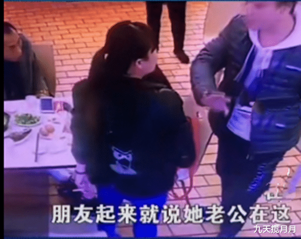 九天揽月月 青年男子当丈夫面搭讪妻子，丈夫阻拦被砂锅暴砸，网友：太嚣张了！