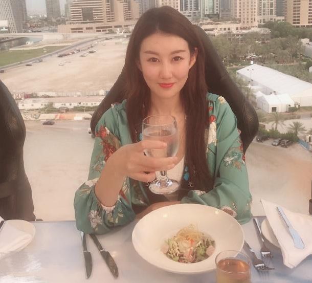 王宝强|王宝强00后新女友曝光？两人贴身合照显亲密：希望我们越来越好