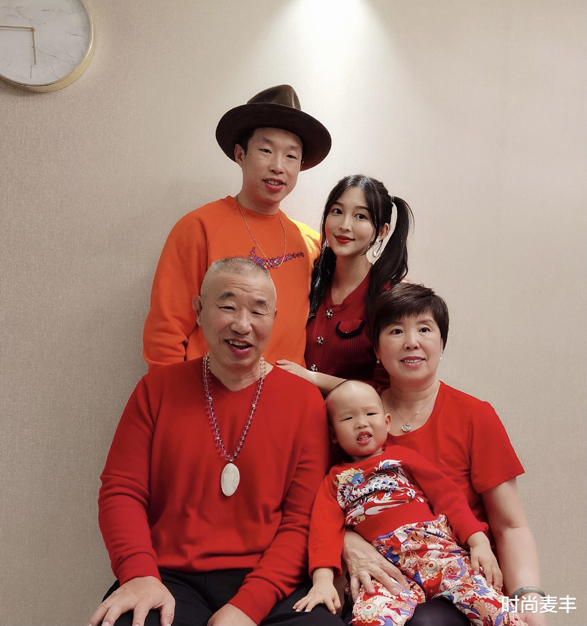 综艺节目|烧饼晒全家福，妻子双马尾美丽娇俏，看了儿子长相：可惜了