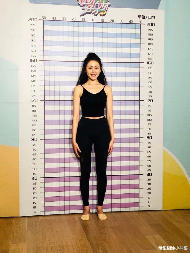 张天爱|张天爱未修图，侧面比纸还薄，转过来后的凹凸起伏还是很显眼