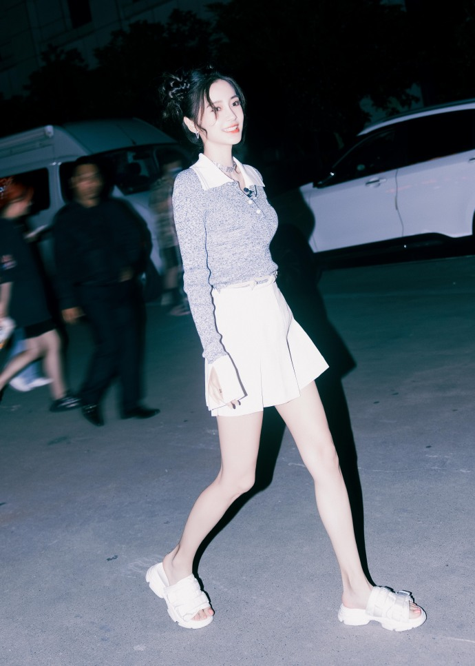 何有强|Angelababy当妈了少女感更强了，娃娃领上衣配小黑裤，俏皮又减龄