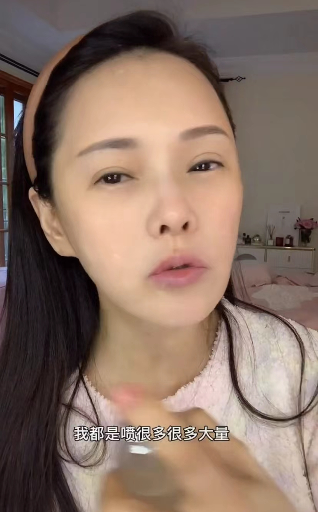 程潇 53岁伊能静纯素颜出镜，状态获网友怒赞，曾自称脸上花费超七位数
