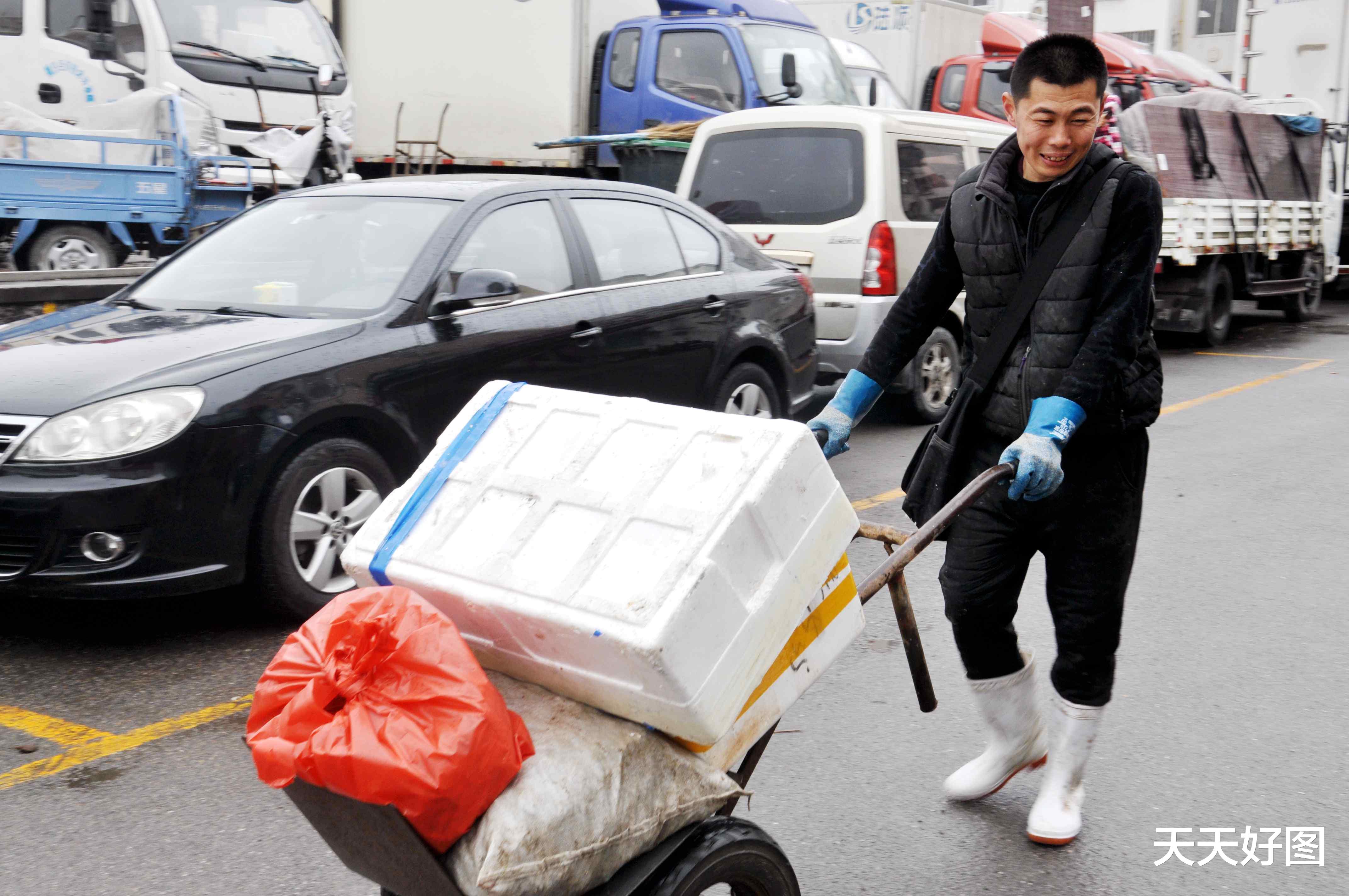 天天好图 青岛鲅鱼一斤跌好几块，休渔期鲜海货供应充足，“吃便宜”正当时