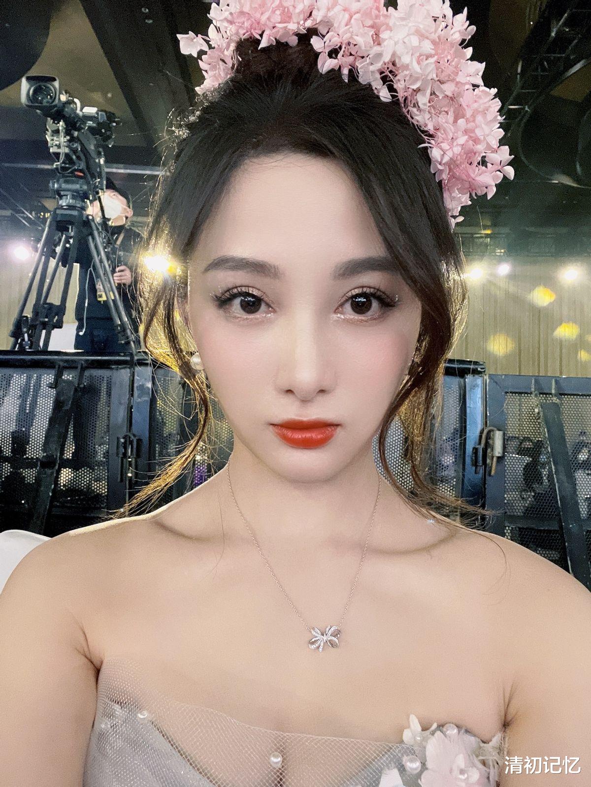 孙嘉璐|孙嘉璐冰雪流光裙闪耀红毯，网友：艾莎公主下凡了！