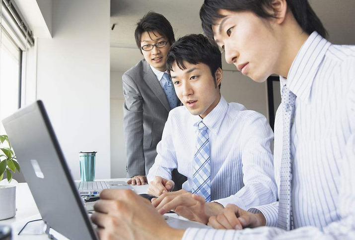 职场故事|老板叫俩员工去买烟，老实买回的遭开除，溜走没买的升主管！