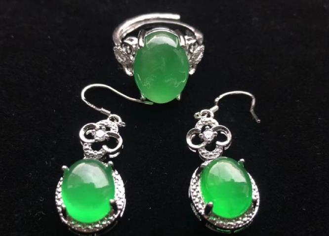 雕刻|原石是翡翠最美的形态，雕刻完体现饰品价值，饰品也具有内涵