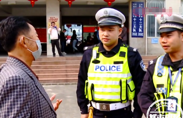 辅警|老人江边钓鱼，突发头晕坠入水中，俩辅警飞身救人