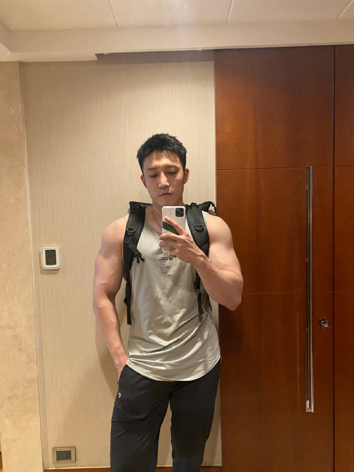 电影|一张偶像明星脸，身材不输健身私教，30岁大男孩满身肌肉棒棒哒！