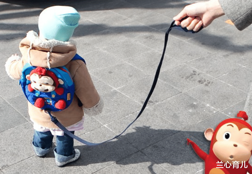 兰心育儿|奶奶带双胞胎逛街，一眨眼孩子丢了一个，蹲在地上哭成泪人