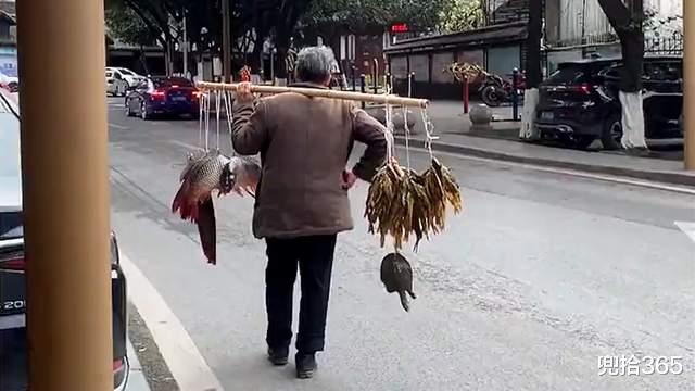贵州街头卖鱼大爷棋出新招，一根担子挑着卖，结局出乎大家的意料