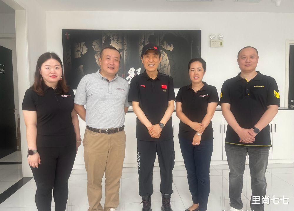 林心如|张艺谋携39岁娇妻现身购百万豪车，他瘦成竹竿穿衣晃荡，脸色蜡黄