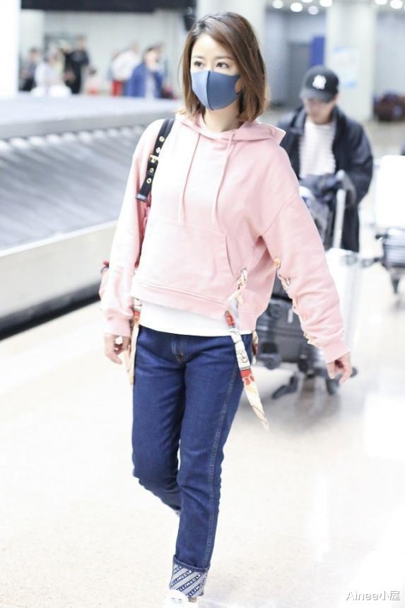 Ainee小屋 林心如私下穿得挺随意，印花T恤配牛仔裤简约随性，但挺减龄的
